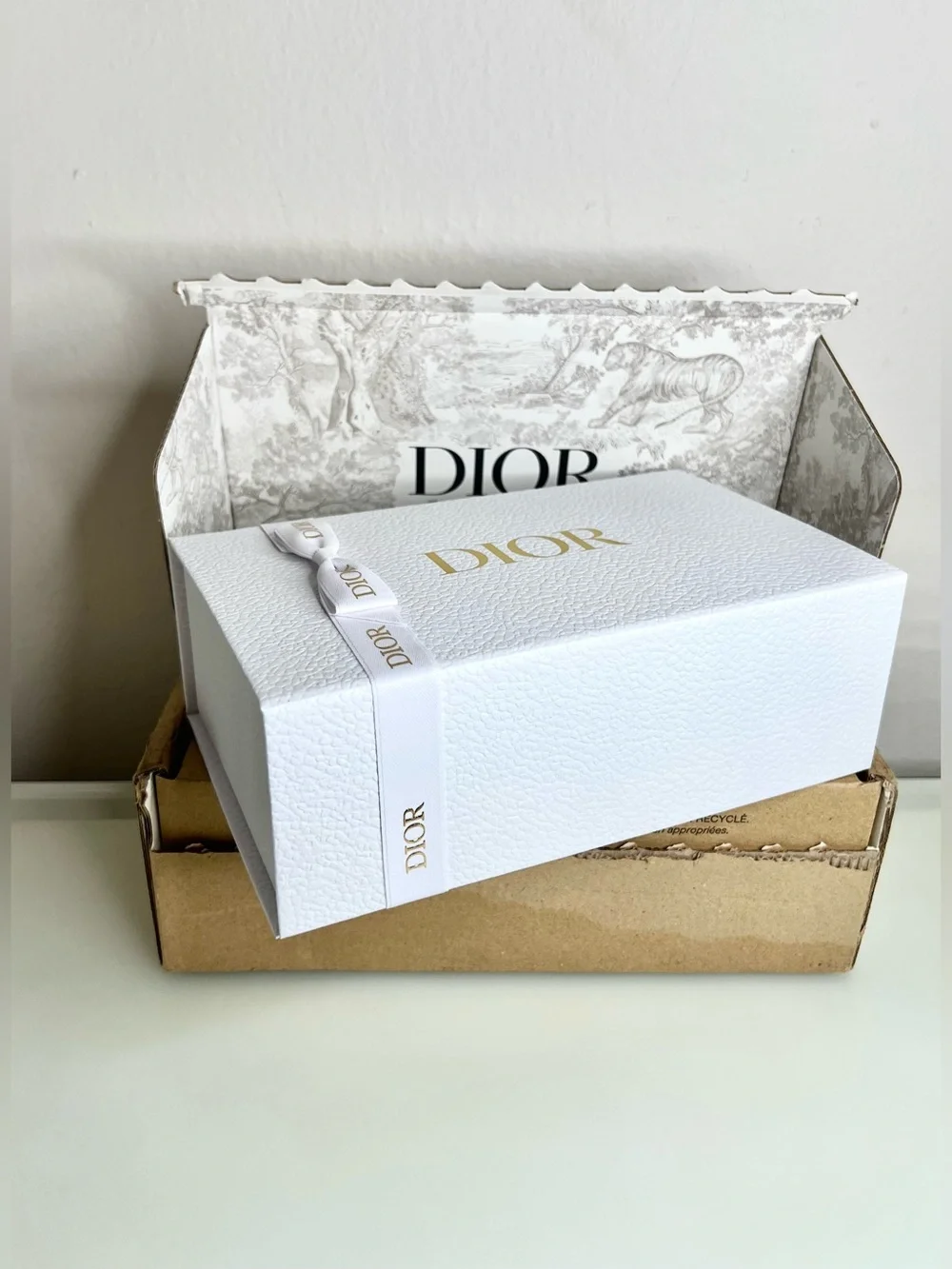 ✨Dior white gift box with ribbon and tissue✨